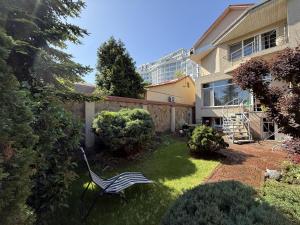 a garden with a bench in the yard of a house at Дом в Аркадии - море рядом! in Odesa