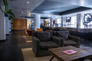 a living room with couches and a bar at Almacruz Hotel y Centro de Convenciones (Ex Galerías) in Santiago