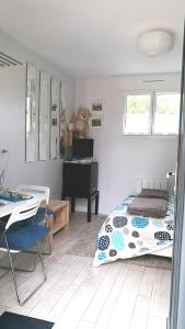 a bedroom with a bed and a table and a desk at Petite chambre confortable vignoble bourguignon in Brochon