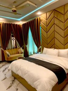 Gallery image of Rose Palace Hotel With Mountain View Swat, Umairs Haven Residences Swat in Mingāora +18 photos