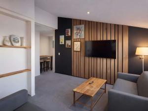 TV a/nebo společenská místnost v ubytování Greet Hotel Limoges Nord + 126 fotografií