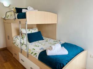 a bedroom with two bunk beds with towels at casa muralla - plaza mayor in Ciudad-Rodrigo