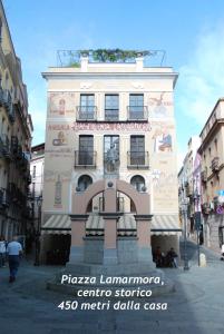 Un palazzo alto in mezzo a una strada di Alba Sarda Residence a Iglesias
