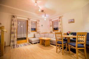 een woonkamer met een bank en een tafel bij Haus Alpengruss in Neustift im Stubaital