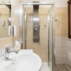 ein Badezimmer mit Toilette, Waschbecken und Dusche in der Unterkunft Hotel Sa Suergia in Villasimius