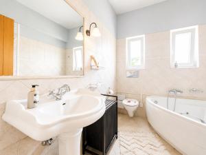 ein Badezimmer mit Waschbecken, Badewanne und Toilette in der Unterkunft An Drea Between in Gerani + 21 Fotos