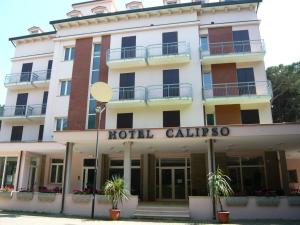 un edificio con la galleria dell'hotel, quindi di Hotel Calipso a Lido degli Estensi