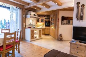 Kuchyňa alebo kuchynka v ubytovaní udanypobyt Apartament Sauna Fun