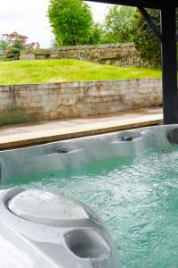 ein Whirlpool mit Wasser in einem Schwimmbecken in der Unterkunft Peak Edge Hotel in Chesterfield