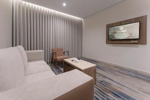 a living room with a couch and a tv at فندق لفيف العريض - Lafeef Hotel Al-Aridh in Medina