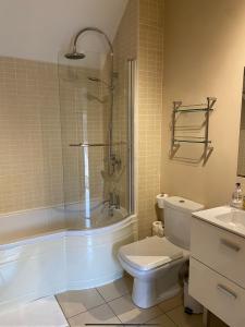 a bathroom with a tub and a toilet and a sink at Hidden cottages Two lovely 1 bed cottages in peaceful surroundings, 1 with log burner in Henley in Arden +24 photos