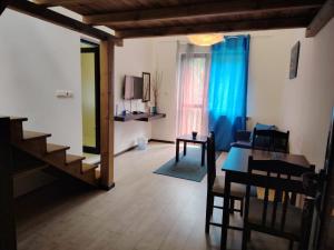 a living room with a table and chairs and a window at RILA 6ATO Hotel & Restaurant in Panichishte