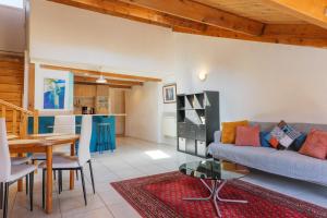 a living room with a couch and a table at Élégant T3 Terrasse & Wifi in Vals-les-Bains