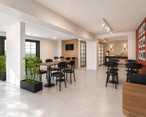 a dining room with a table and chairs at Pousada Estação Rio Branco in Votuverava