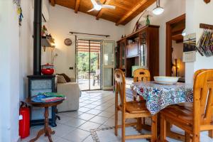 a kitchen and dining room with a table and chairs at Casa Villa Aury in Cefalù