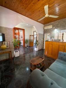 ein Wohnzimmer mit Sofa und Deckenventilator in der Unterkunft Dennisse Hotel in Victoria