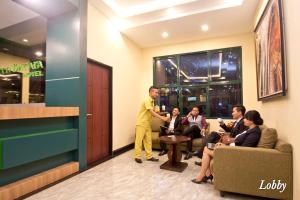 un grupo de personas sentadas en una sala de espera en Green Batara Hotel, en Bandung