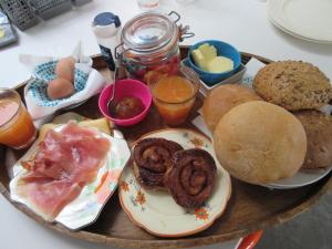 - un plateau de produits pour le petit-déjeuner sur une table dans l'établissement Guesthouse Groenmarkt, à Middelbourg