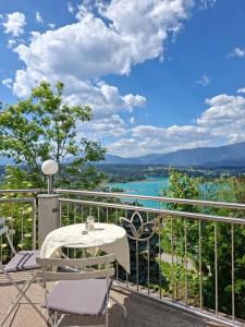 a table and chairs on a balcony with a view at GRÜNER HEINRICH - Bett&Frühstück in Oberaichwald