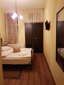 Un dormitorio pequeño con una cama y una ventana. en Central Square Studios, en Sibiu