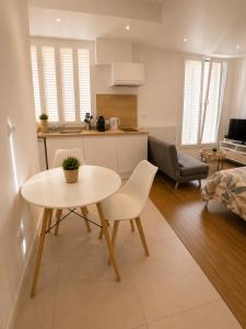 a kitchen and living room with a table and chairs at Centre ville - Houilles A1 in Houilles