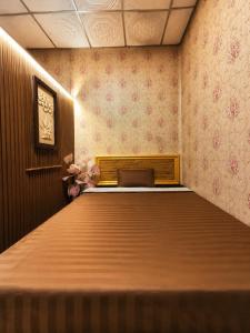 a bedroom with a bed in a room at Airi Homestay in Suvarnabhumi Airport