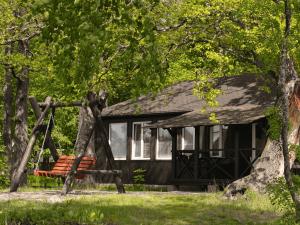 a wooden bench in front of a house at Царів Хутір in Tsarivka