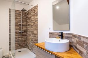 a bathroom with a sink and a shower at Murray - En plein cœur de Caen in Caen