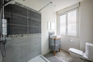 a bathroom with a shower and a toilet at Federer - Dans l'hypercentre de Caen in Caen +6 photos