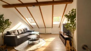 a living room with a couch and a table at Heyne-Ufer City Apartment II - TOP Innenstadtlage in Göttingen