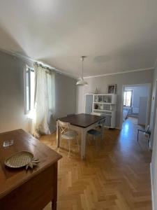 a living room with a table and a dining room at Appartamento ai piedi del Borgo in Certaldo