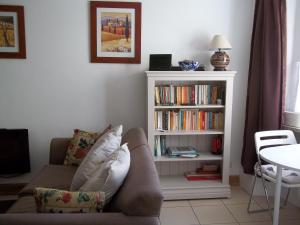 a living room with a book shelf filled with books at Le Bel Coin in Ginoles