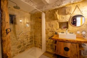a bathroom with a sink and a shower at Le gentil coquelicot in Saint-Pompont