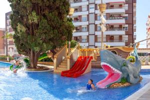 two children playing in a pool at a water park at Hotel Bon Repos in Calella