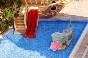 a toy shark in a pool next to a boat at Hotel Bon Repos in Calella
