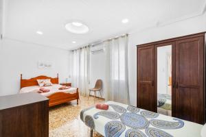 a bedroom with two beds and a desk and a bed at Paz en Orihuela in Orihuela