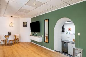 a kitchen and dining room with a green wall at Ferien- und Handwerkerwohnung in Römhild