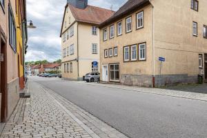 an empty street in a town with buildings at Ferien- und Handwerkerwohnung in Römhild
