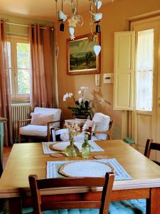 a dining room with a wooden table and chairs at Il Vialetto in Cannara