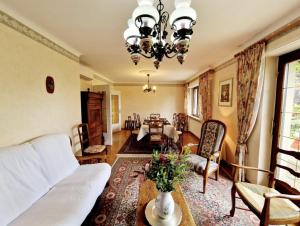 a living room with a bed and a dining room at Gite Les Ptits Biscuits in Vittersbourg