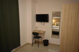 a room with a desk with a chair and a television at Hotel Boutique Traveler 360 in Madrid