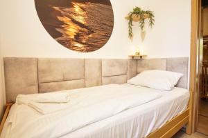 a bed in a room with areath on the wall at Chalet Ostsee Nr 72 in Göhren