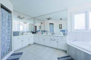 a bathroom with two sinks and a large mirror at Harmony House in Richmond Hill