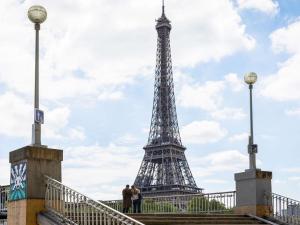 a group of people standing in front of the eiffel tower at ibis Styles Colombes Paris Ouest (Ouverture Octobre 2025) in Colombes