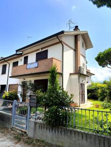 a building with a fence in front of it at Villetta elegantemente arredata in Cervia