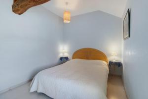 a bedroom with a white bed and two lamps at Maison de vacances Le Tilleul in Saint-Pompont +26 photos