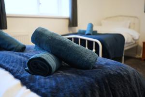a rolled up towel laying on top of a bed at Peake Edge Home in Chesterfield +11 photos