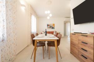 a kitchen and dining room with a table and chairs at Domus Alba in Teulada