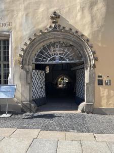 an entrance to a building with an archway at Herberge Zum Sechsten Gebot in Görlitz