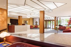 eine Hotellobby mit Rezeption in der Unterkunft SHG Hotel Bologna in Zola Predosa